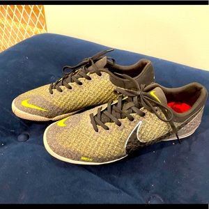 Nike bomba elastico indoor soccer shoes size 9US.